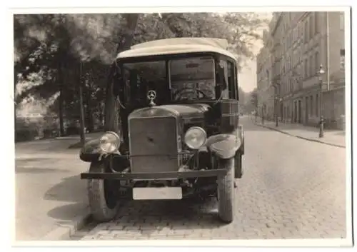 Fotografie BusMercedes der Karosseriebaufirma Karl Weinberger stehend in der Zeppelin-Str. 71