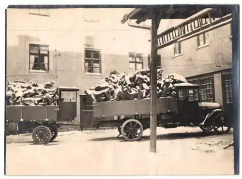 Fotografie LKW, im Hof der Karosseriebaufirm Karl Weinberger München voll beladen mit Anhänger