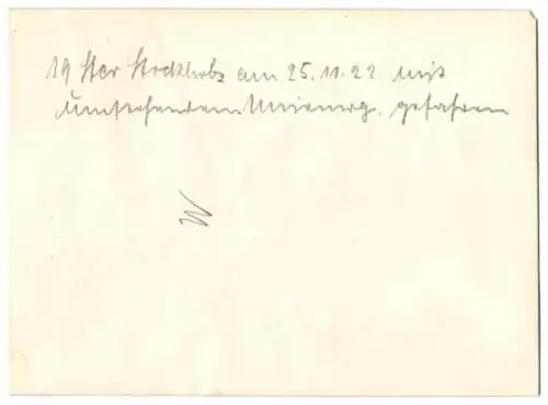Fotografie LKW, im Hof der Karosseriebaufirm Karl Weinberger München voll beladen mit Anhänger