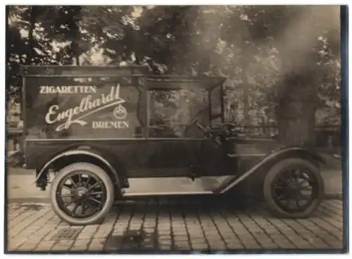 Fotografie Auto, der Karosseriebau Firma Karl Weinberger München, Werbung für Engelhardt Zigaretten Bremen