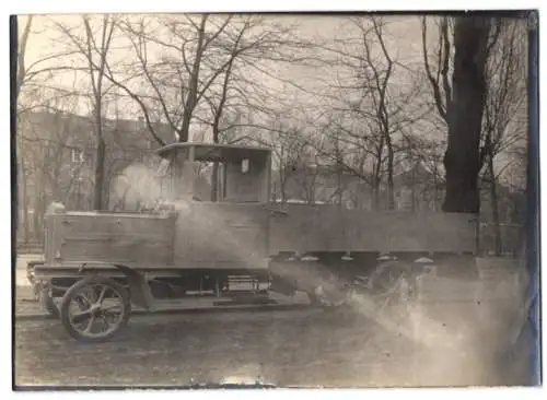 Fotografie LKW, Karosseriebau Firma Karl Weinberger München, stehend in der Zeppelin-Str. 41