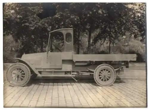 Fotografie LKW der Karosseriebau Firma Karl Weinberger München, mit Reifenfederung, für Schule in Feldkirchen, 1918