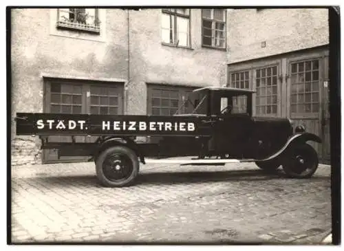 Fotografie LKW der Städtischen Heizbetriebe München, gefertig von Karosseriebau Firma Karl Weinberger München