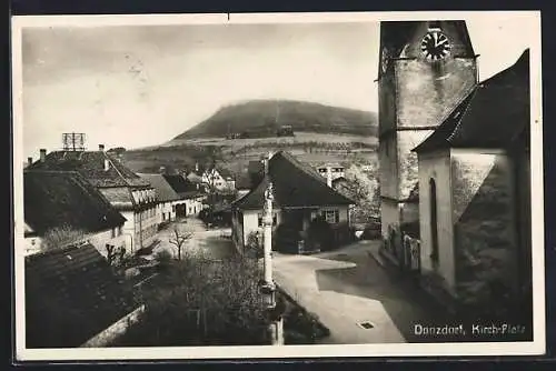 AK Donzdorf, Kirchplatz mit Kirche, Säulendenkmal und Bergblick aus der Vogelschau