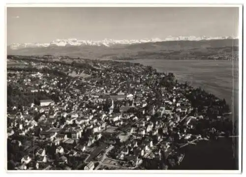 Fotografie unbekannter Fotograf, Ansicht Küsnacht / ZH, Fliegeraufnahme der Ortschaft mit Landschaftspanorama