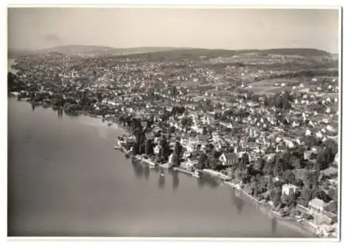 Fotografie unbekannter Fotograf, Ansicht Erlenbach / Zürichsee, Fliegeraufnahme der Ortschaft mit Landschaftspanorama