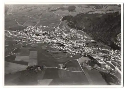 Fotografie unbekannter Fotograf, Ansicht Moutier / Bern, Fliegeraufnahme mit Landschaftspanorama