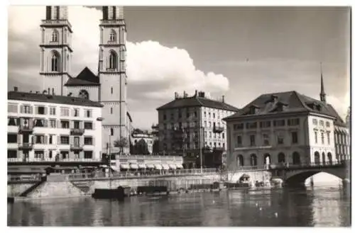 Fotografie A. Pfister, Zürich, Ansicht Zürich / Grossmünster, Uferpartie mit Kirche