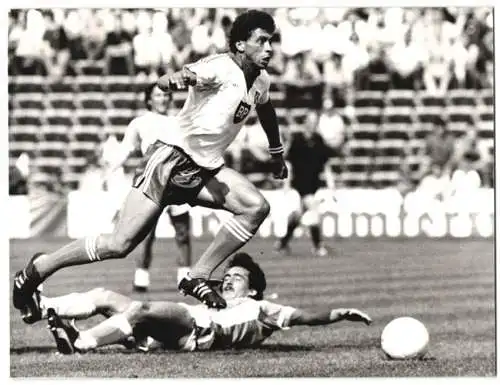 Fotografie Fussball-Bundesligaspiel 1860 München vs. Hamburger SV 0 : 0, Hartwig überspielt Herberth 6.6.1981