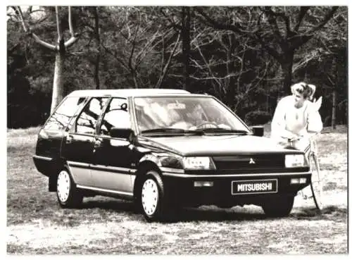 Fotografie Auto Mitsubishi Kombi, PKW & junge Frau mit Fahrrad, Werkfoto