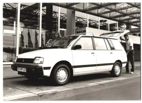 Fotografie Auto Mitsubishi GLX Kombi, Taxi am Flughafen, Werkfoto