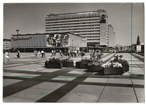 Fotografie Hoffmann, Oelsnitz / E., Ansicht Dresden, Prager Strasse, Platz neben dem Inter Hotel