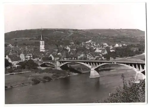 Fotografie Hans Armster, Mainz, Ansicht Trittenheim / Mosel, Panorama der Ortschaft mit Moselbrücke und Kirche