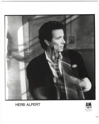 Fotografie Portrait Musiker Herb Alpert mit Musikinstrument, Grossformat 20 x 25cm