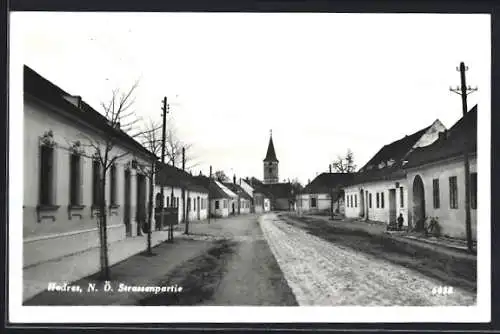 AK Hadres /N. Ö., Strassenpartie mit Kirche