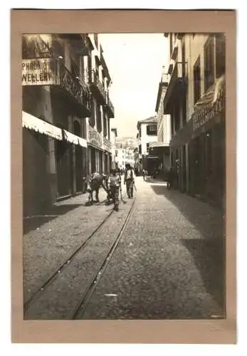 Fotografie unbekannter Fotograf, Ansicht Funchal, Strassenpartie im Ort mit Geschäften