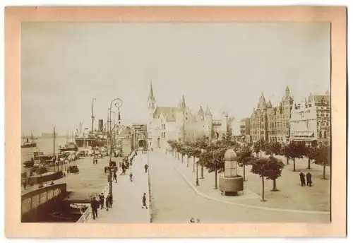 Fotografie unbekannter Fotograf, Ansicht Antwerpen, Pissoir am Hafen mit Embarcadere et Musee Steen