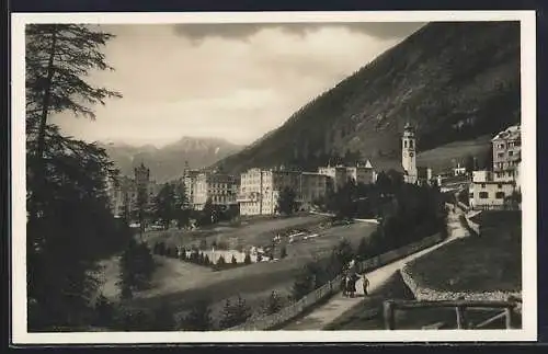 AK Pontresina, Ortspanorama mit Strasse und Teich
