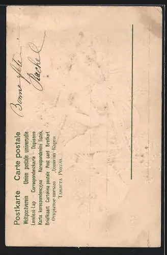 AK Engel trägt einen mit Blumen geschmückten Buchstaben A