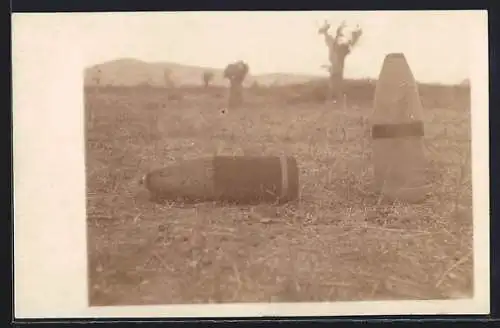 Foto-AK Blindgänger von 16 cm auf einem Feld