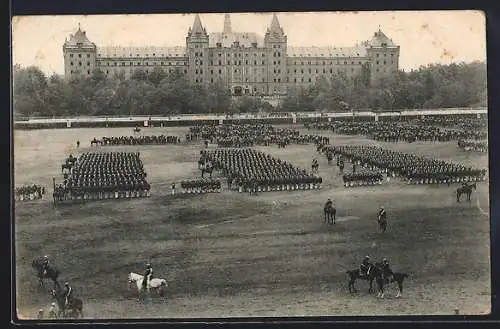 AK Dresden-Neustadt, Kaserne Schützen-Regiments Prinz Georg No. 108 mit Soldaten-Aufstellung und Reitern