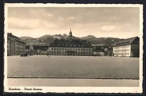 AK Rosenheim / Bayern, Pionier-Kaserne, Vorderansicht mit Bergpanorama