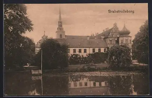 AK Brahetrolleborg, Panorama mit Turmgebäude u. Kirche vom Wasser aus