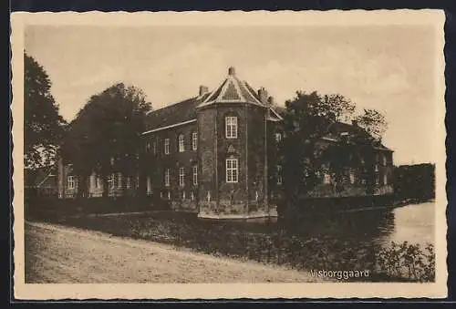 AK Visborggaard, Schloss mit Uferpartie
