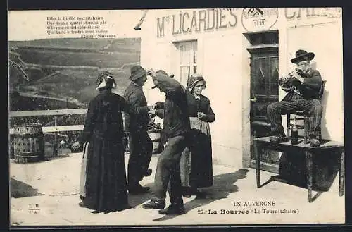 AK Auvergne, Leute tanzen La Bourree vor einem Gasthaus