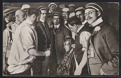 AK Studenten einer Verbindung betrachten den blutenden Kameraden nach der Mensur, Aus dem Heidelberger Studentenleben