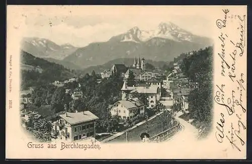 AK Berchtesgaden, Gesamtansicht mit Villen, Strassenpartie und Kirche