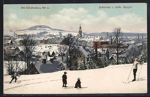 AK Schlettau / Erzgeb., Ortspanorama mit Scheibenberg im Winter