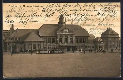 AK Frankfurt-Ostend, Strassenbahn hält vor dem Ostbahnhof