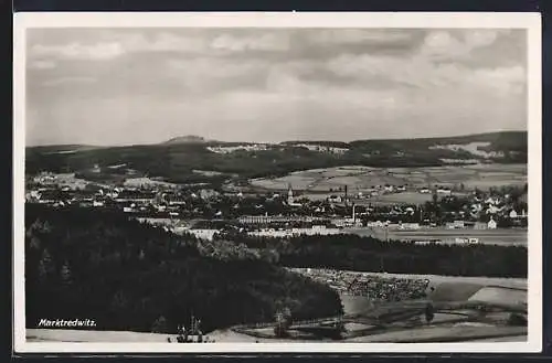 AK Marktredwitz im Fichtelgebirge, Ortstotale mit Blick über den Wald