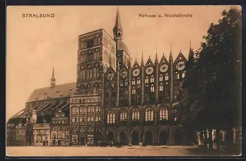 AK Stralsund, Rathaus u. Nicolaikirche mit Marktplatz