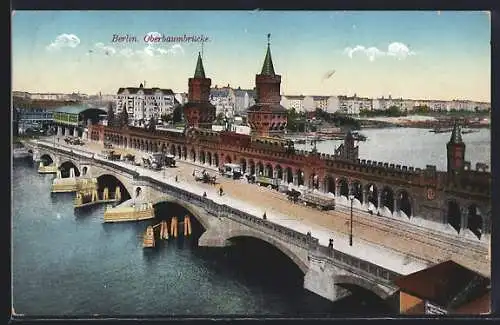 AK Berlin-Friedrichshain, Totalansicht Oberbaumbrücke, befahren von Pferdekutschen