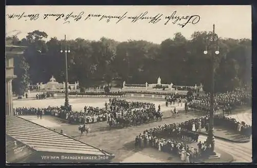 AK Berlin-Tiergarten, Parade vor dem Brandenburger Tor