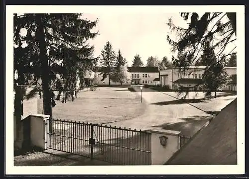 AK Grünwald / München, Blick vom Haupteingang der Sportschule