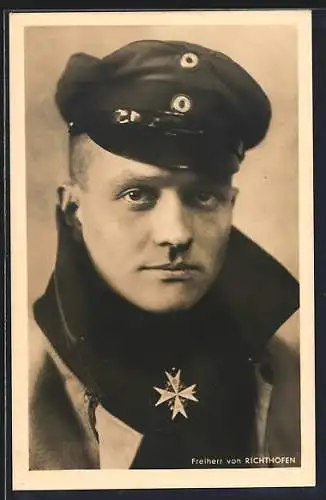 AK Manfred Freiherr von Richthofen in Uniform mit Pour le Merite Orden und Schirmmütze