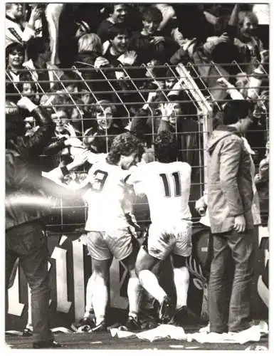 Fotografie Fussball UEFA-Pokal Borussia M'Gladbach vs. FC Magdeburg 2:0, Frank Mill & Wolfgang Wuttke 1981