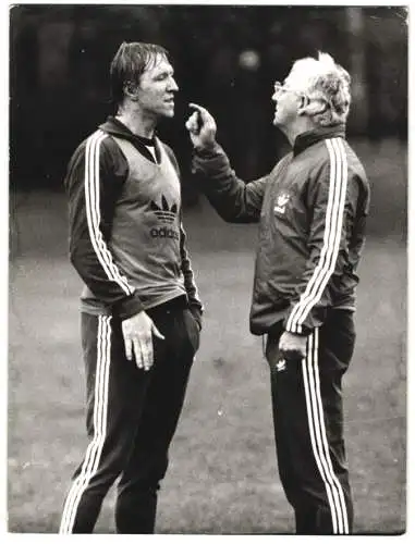 Fotografie Fussball-Nationalmannschaft, Bundestrainer Jupp Derwall im Gespräch mit Horst Hrubesch 1980