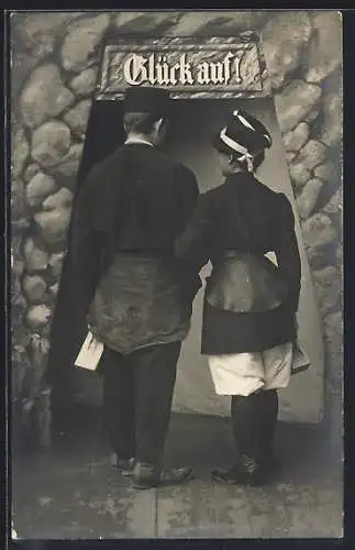 Foto-AK Bergmann mit seiner Frau am Schachteingang, Studiokulisse