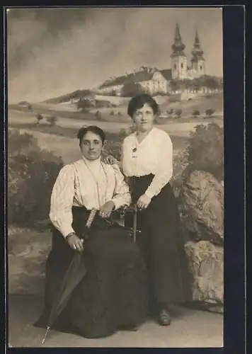 Foto-AK Zwei Frauen vor einer Landschafts-Kulisse mit Kirche