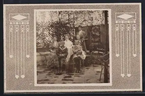 Foto-AK Eine Familie auf der Terrasse, Mosaik-Passepartout