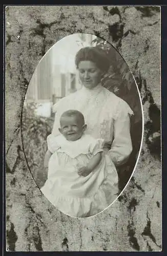 Foto-AK Junge Mutter mit ihrem kleinen Kind, Passepartout