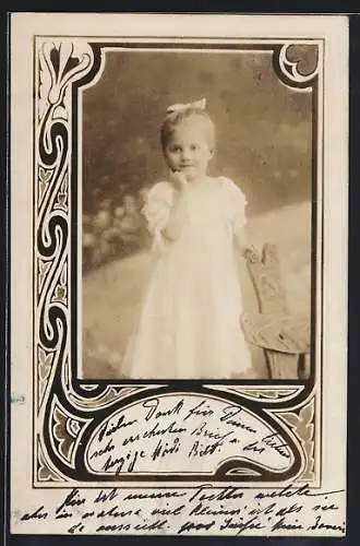 Foto-AK Junges Mädchen im weissen Kleid, Jugendstil-Passepartout