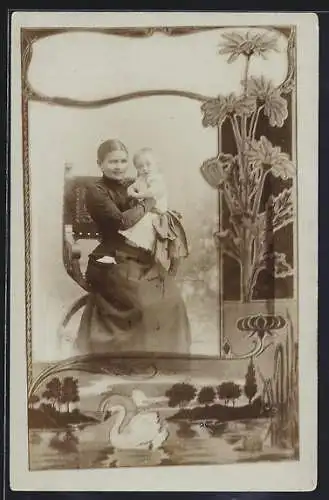 Foto-AK Junge Mutter mit ihrem Kleinkind im Arm, Jugendstil-Passepartout