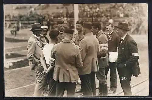 Foto-AK Sokol-Mitglieder bei einer Diskussion