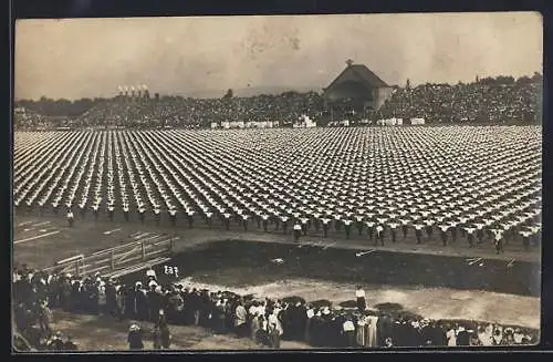 Foto-AK Massen von Turnern auf dem Sportfeld, Sokol-Turnfest