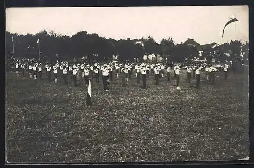 Foto-AK Sokol-Turner auf einem Sportfeld